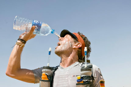 Racing the Planet - Mann giesst sich Wasser ins Gesicht